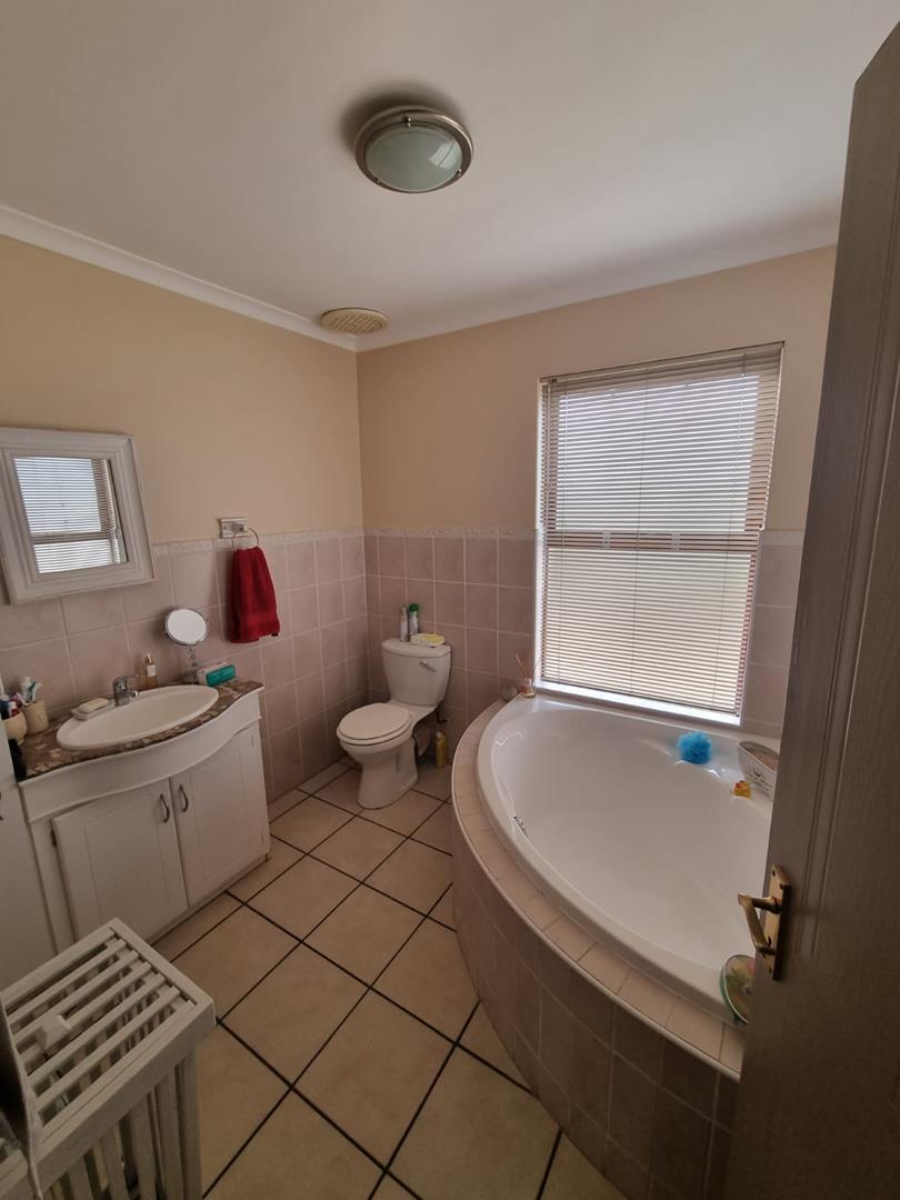 To Let 3 Bedroom Property for Rent in Uitzicht Western Cape